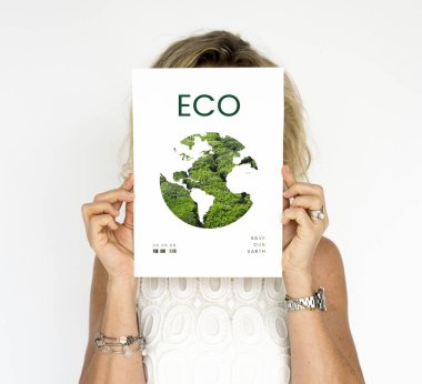 Eco sembolü ile kartı tutan kadın