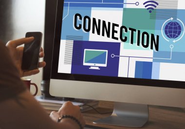 Smartphone monitör ekran önünde tutan adam