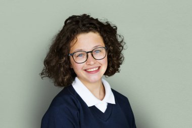 gözlük gülümseyen öğrenci