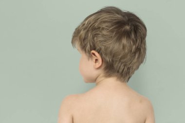 gömleksiz beyaz çocuk