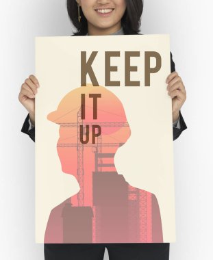 Motivasyonel afiş tutan kadın