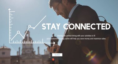 Akıllı telefon kullanan iş adamı