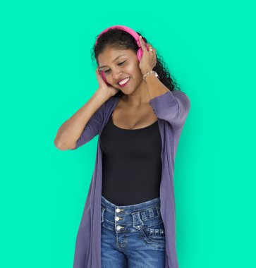 Kulaklıkla müzik dinleyen kadın