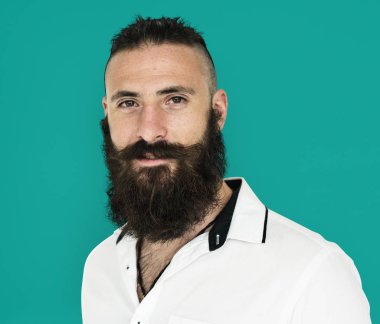 Bıyıklı ve sakallı adam.