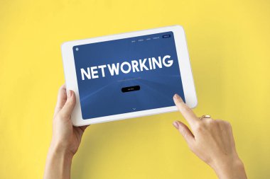 kişi holding dijital tablet