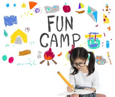 Sevimli küçük kız büyük kalemle yazma