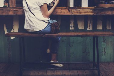 Kadın elinde defter ile