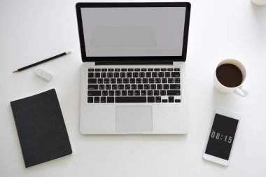 Açık tablo üstünde laptop 