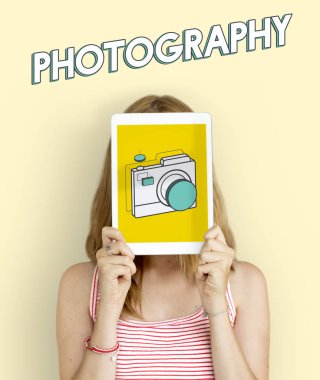 Dijital tablet kapsayan yüz tutan kadın