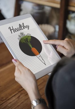 Dijital tablet kullanan kişi 