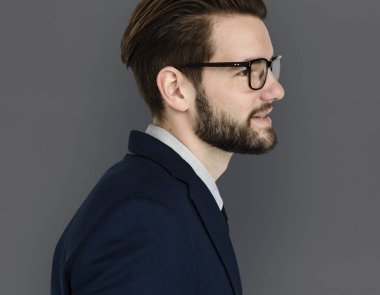 Yakışıklı sakallı adam. 