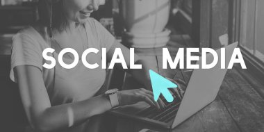 masada dizüstü kullanan kız 