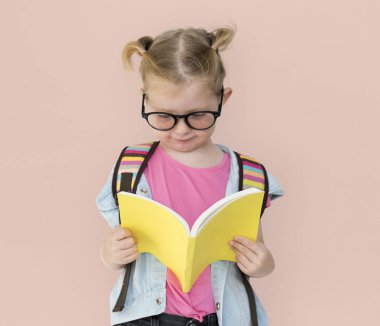 Okul sırt çantası ile kız