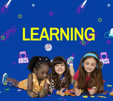 birlikte oynayan çok ırklı kızlar