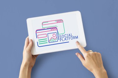 kişi holding dijital tablet