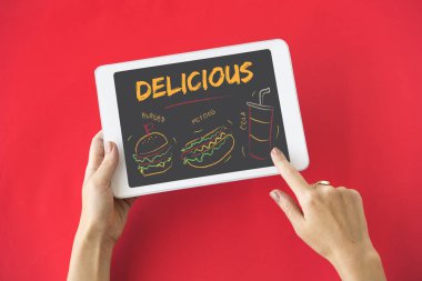 kişi holding dijital tablet