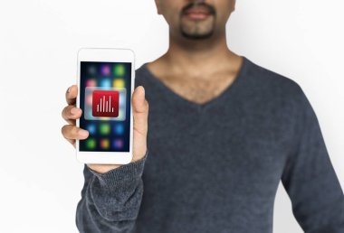 Hintli adam gösteren smartphone