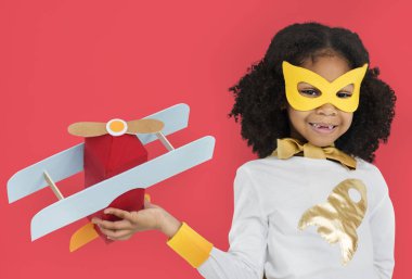 Kağıt bardak tutan kız