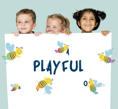 Çocuk afişini saklanıyor