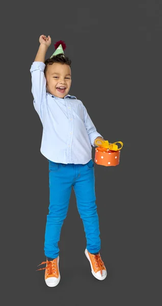 Niño en sombrero de cumpleaños con caja de regalo —  Fotos de Stock