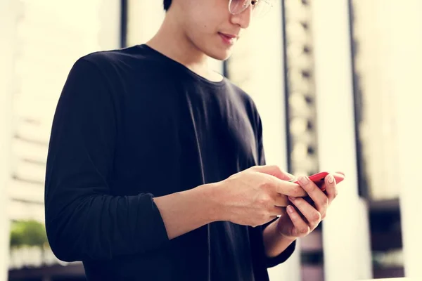 Hombre usando smartphone — Foto de Stock