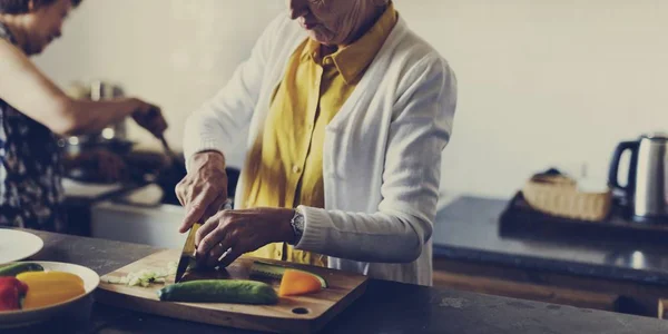 Жінка різання овочі — стокове фото