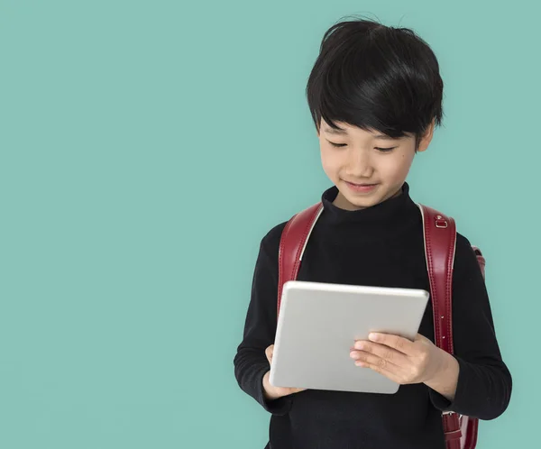 Asiatico scuola ragazzo con digitale tablet — Foto Stock