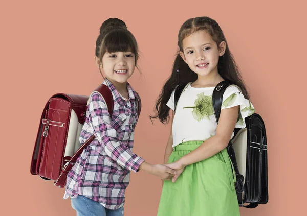 A hátizsák két iskolás lányok — Stock Fotó