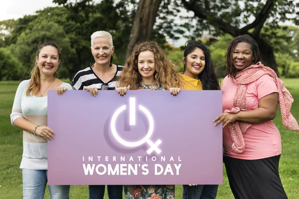 Vijf glimlachende vrouwen houden van de banner — Stockfoto