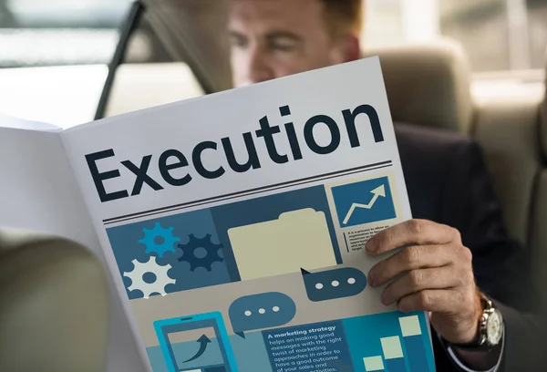 Affärsman som läser tidningen innovation — Stockfoto