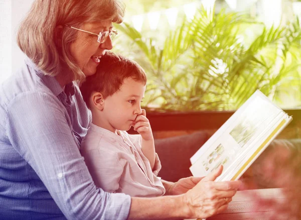 Oma en kleinzoon leesboek — Stockfoto