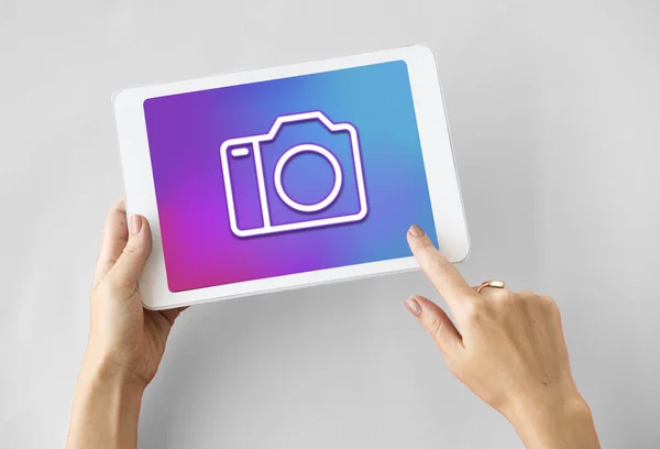 Persona che tiene la compressa digitale — Foto Stock