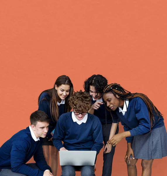 Estudiantes usando el ordenador portátil —  Fotos de Stock