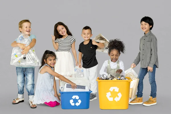 Barn med avfall för återvinning — Stockfoto