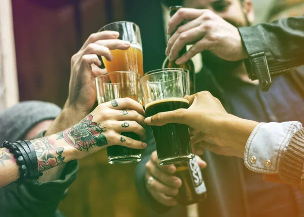 Grupo de amigos tomando cerveja — Fotografia de Stock