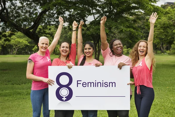 Cinco mulheres sorridentes segurando banner — Fotografia de Stock