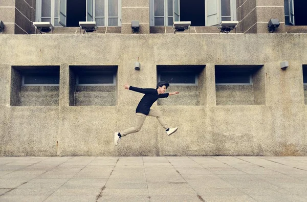 Sokakta zıplayan adam — Stok fotoğraf