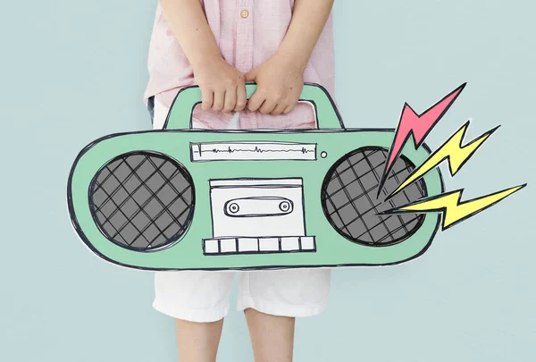 Jongen bedrijf boombox — Stockfoto