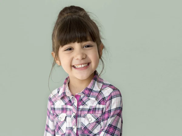 Klein meisje glimlachen — Stockfoto