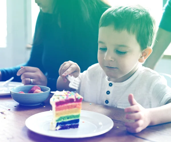 Jongen eten Cake van de regenboog — Stockfoto