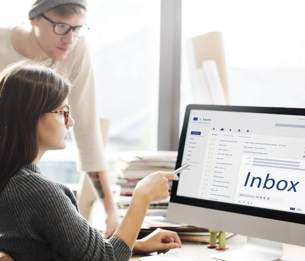 People looking on computer screen — Stock Photo, Image