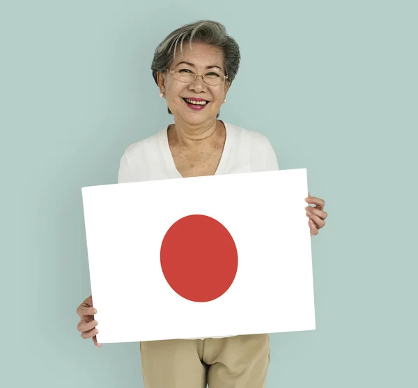 Senior asiatico donna tiene cartello — Foto Stock