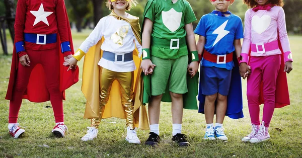 Kinderen in superheld kostuums — Stockfoto