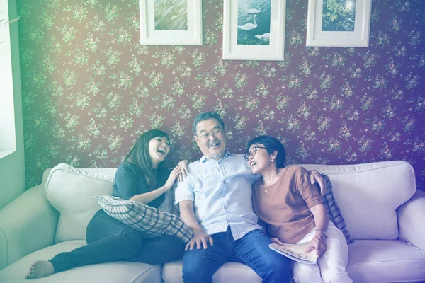 Familia pasar tiempo juntos en casa — Foto de Stock