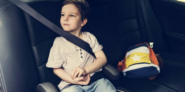 Menino no carro usando cinto de segurança — Fotografia de Stock