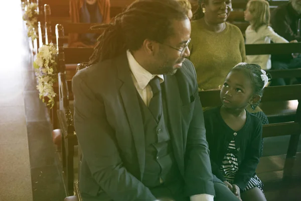 Padre e hija sentados en la Iglesia — Foto de Stock