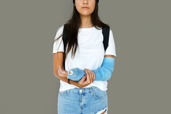 Молода жінка з зламаної руки — стокове фото