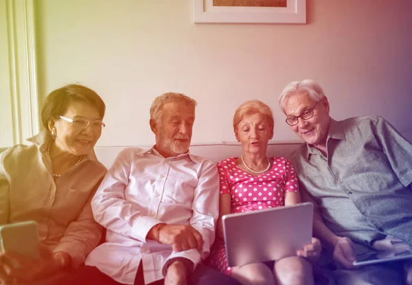 Pessoas idosas usando gadgets digitais — Fotografia de Stock