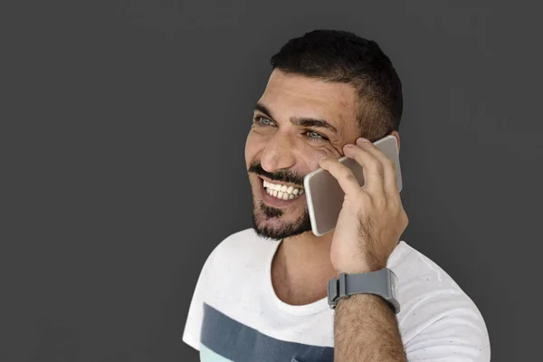 Médio oriental homem falando no smartphone — Fotografia de Stock