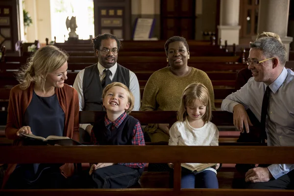 Família rezando na Igreja — Fotografia de Stock